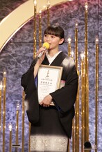 第48回日本アカデミー賞授賞式より、新人俳優賞に輝いた齋藤飛鳥 ©︎日本アカデミー賞協会