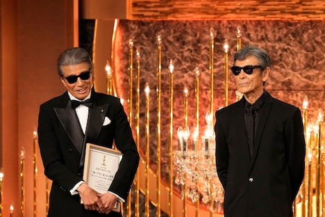 第48回日本アカデミー賞話題賞の作品部門に輝いた「帰ってきた あぶない刑事」より、舘ひろし（左）と柴田恭兵（右） ©︎日本アカデミー賞協会