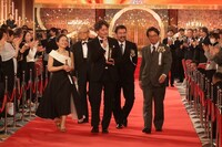 第48回日本アカデミー賞授賞式より、最優秀作品賞に輝いた「侍タイムスリッパー」のスタッフ・キャスト一同 ©︎日本アカデミー賞協会