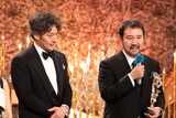 第48回日本アカデミー賞の最優秀作品賞に輝いた「侍タイムスリッパー」より、キャストの山口馬木也（左）と監督の安田淳一（右） ©︎日本アカデミー賞協会