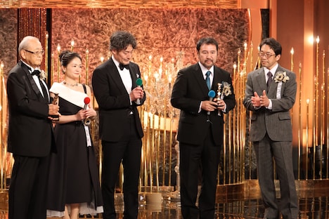 第48回日本アカデミー賞授賞式より、最優秀作品賞に輝いた「侍タイムスリッパー」のスタッフ・キャスト一同 ©︎日本アカデミー賞協会