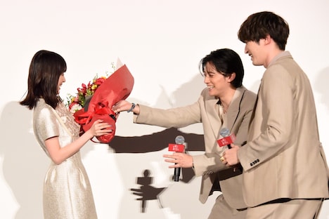 福本莉子（左）へ花束を渡すジェシー（右手前）と櫻井海音（右奥）