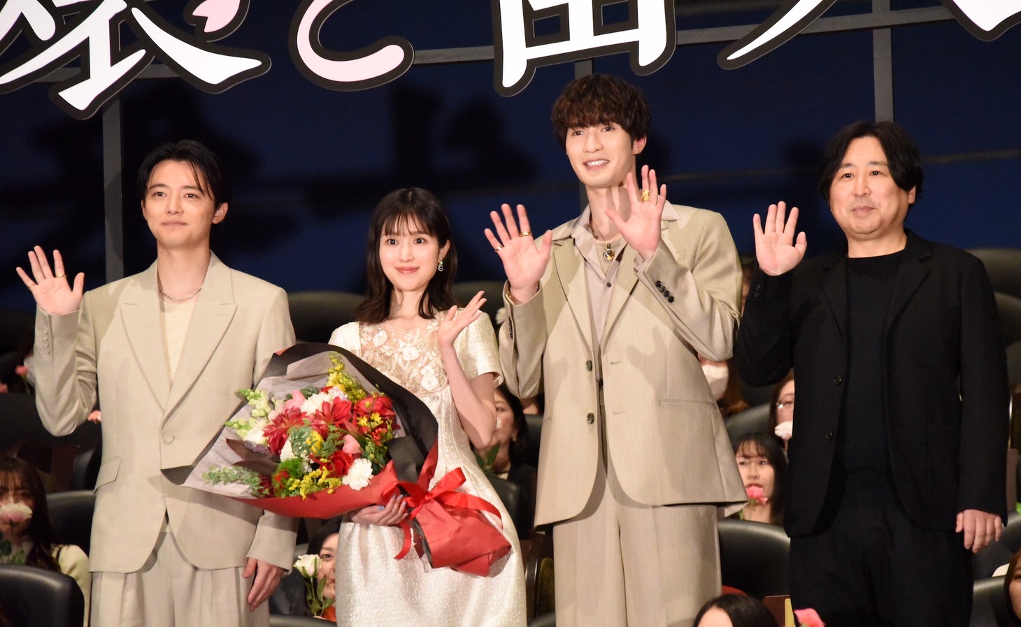 「お嬢と番犬くん」公開記念舞台挨拶の様子。左から櫻井海音、福本莉子、ジェシー、小林啓一