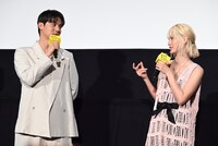 左から中川大志、橋本愛