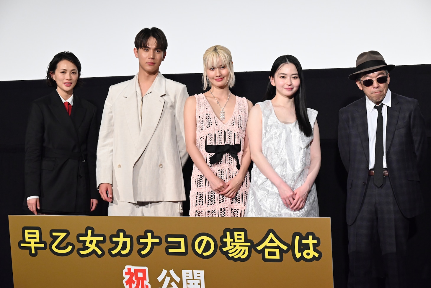 「早乙女カナコの場合は」公開記念舞台挨拶の様子。左から臼田あさ美、中川大志、橋本愛、山田杏奈、矢崎仁司