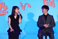 左から畑芽育、渡辺翔太