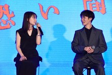 左から畑芽育、渡辺翔太