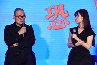 左から中田秀夫、畑芽育