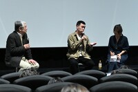 シエ・モン（中央）