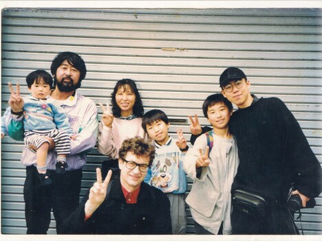 「ドリーム・アイランド ─ヴィム・ヴェンダースの失われた夢」出演者らと写真に収まるヴィム・ヴェンダース（下）