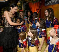 「白雪姫」USプレミアに参加したガル・ガドット（左）(c)2025 Getty Images/Getty Images for Disney