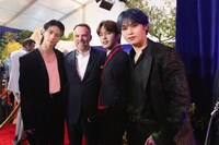 「白雪姫」USプレミアの様子。左から佐藤景瑚、マーク・ウェブ、河野純喜、與那城奨  (c) 2025 Disney Enterprises, Inc. All Rights Reserved.