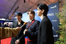 「白雪姫」USプレミアの様子。左から與那城奨、河野純喜、佐藤景瑚  (c) 2025 Disney Enterprises, Inc. All Rights Reserved.