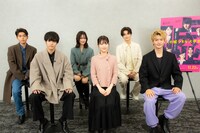 手前左から赤楚衛二、浜辺美波、佐野勇斗。奥左から倉悠貴、山下美月、西垣匠