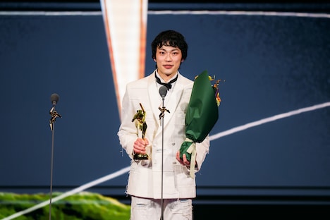 新人俳優賞を受賞した栗原颯人