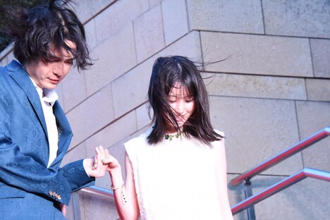 福本莉子（右）をエスコートする岡山天音（左）