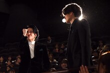 菊池風磨（右）とグータッチしていた大森元貴（左）