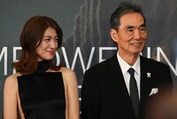 左から瀧内公美、長塚京三