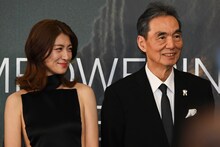 左から瀧内公美、長塚京三