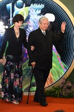 サモ・ハン（右）と妻のジョイス・コウ（左）