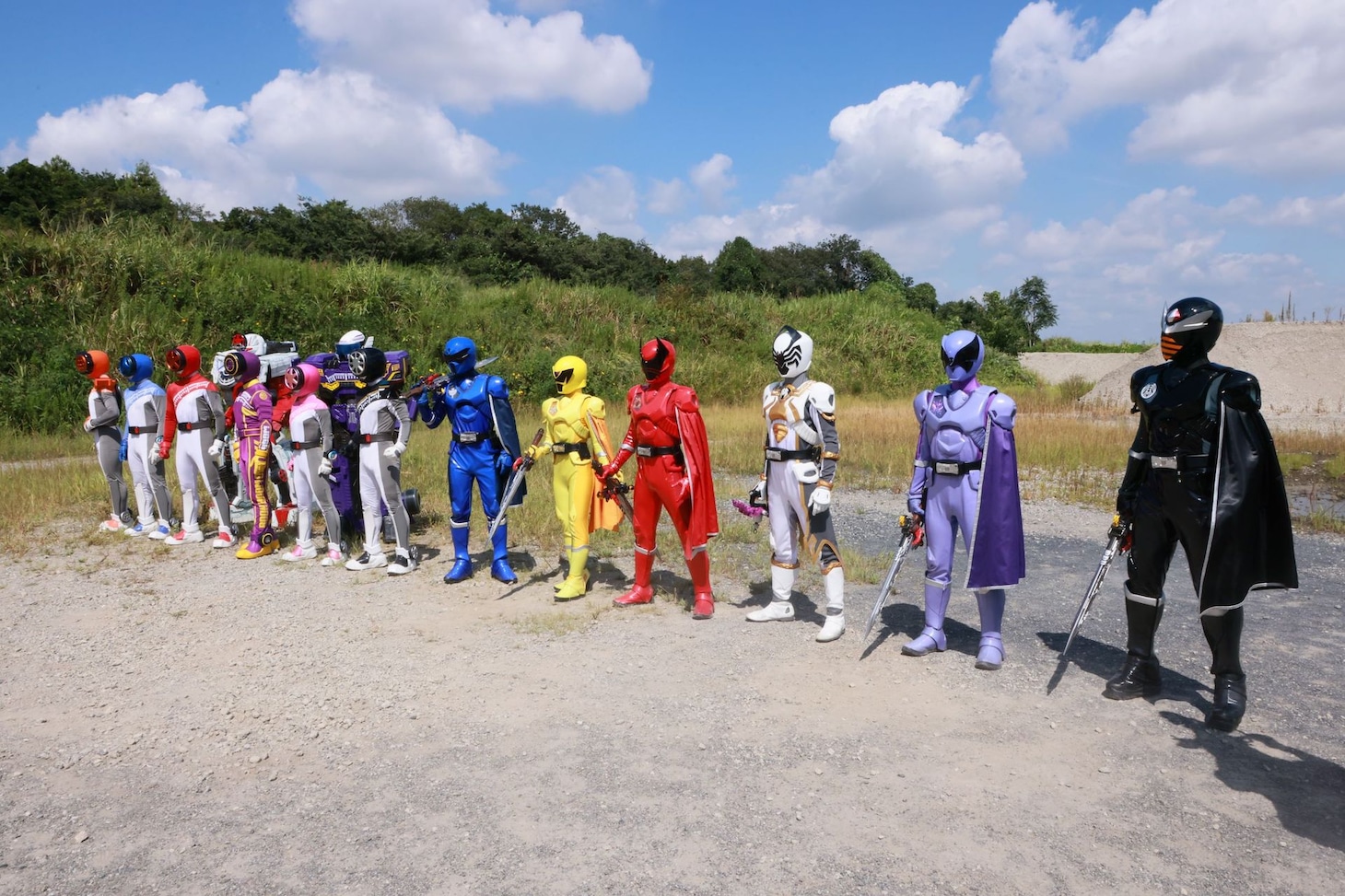 並び立つブンブンジャー、キングオージャー