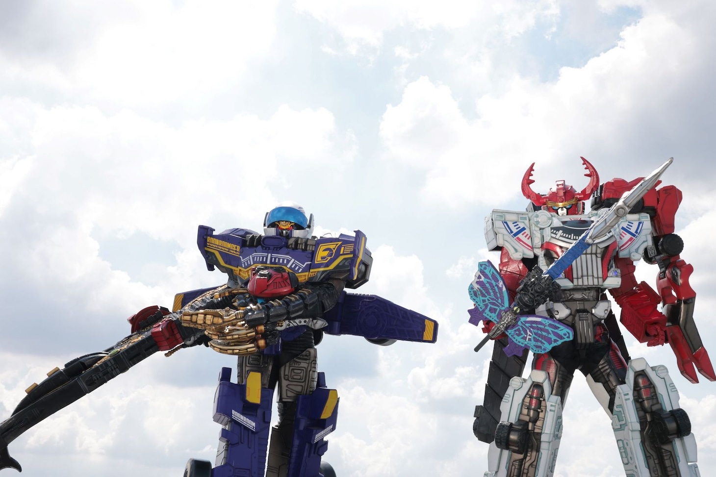 キングブンブンジャーロボ（右）とキングビュンビュンマッハーロボ（左）