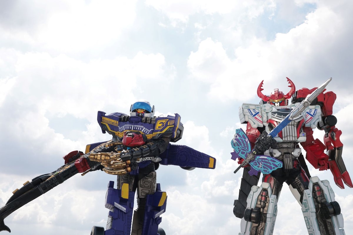 キングブンブンジャーロボ（右）とキングビュンビュンマッハーロボ（左 