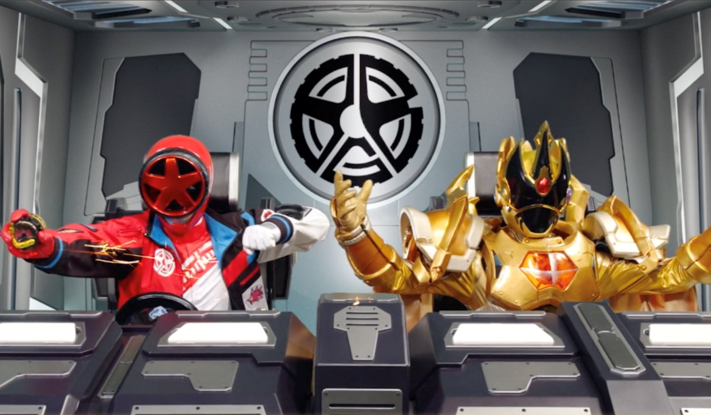 ブンブンジャーロボを操作するチャンピオンブンレッド（左）、キングクワガタオージャー（右）