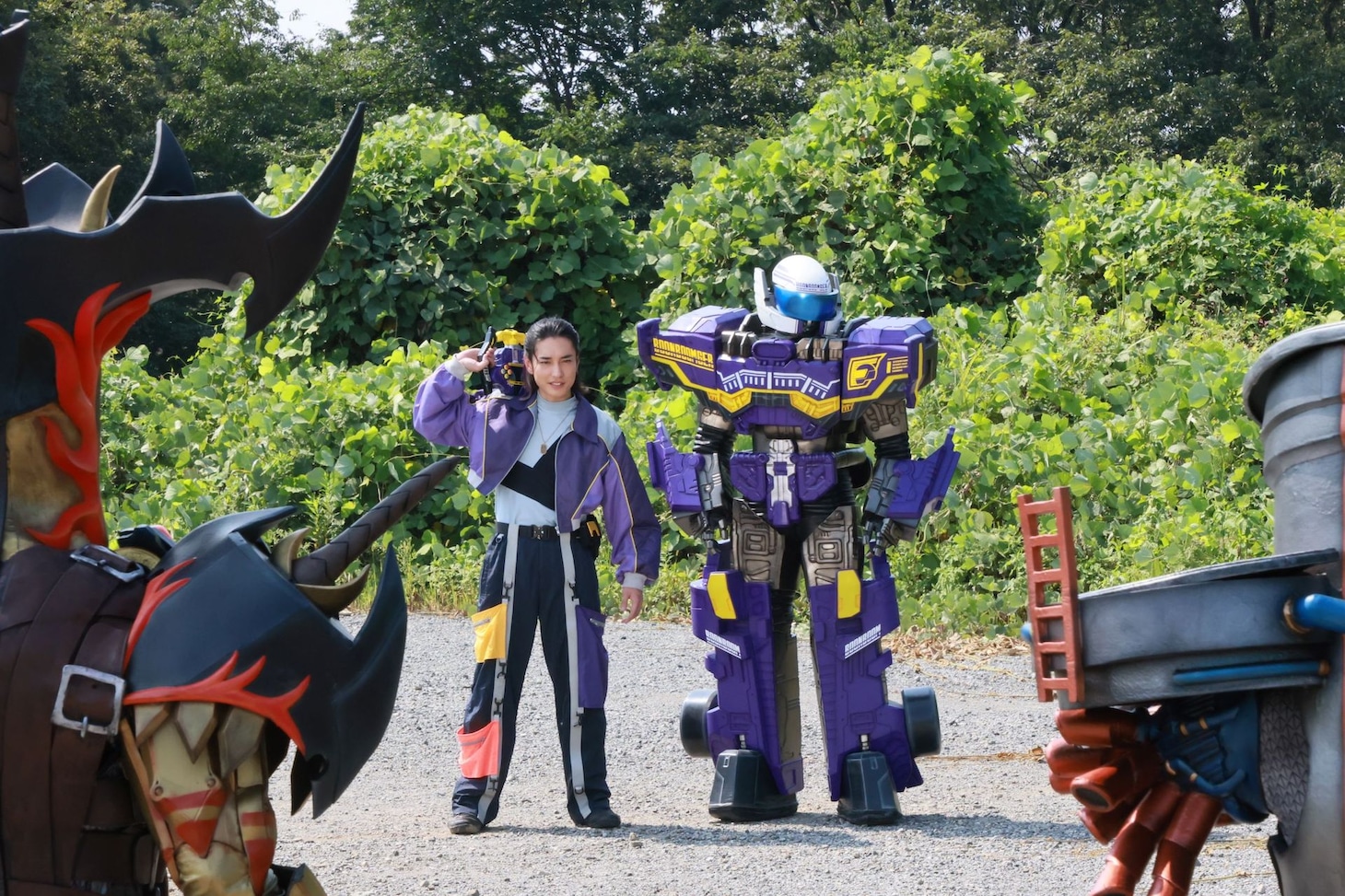 オージャカリバーZEROグルマー（手前左）、マンホールグルマー（手前右）と対峙する焔先斗（奥左）、ビュン・ディーゼル（奥右）