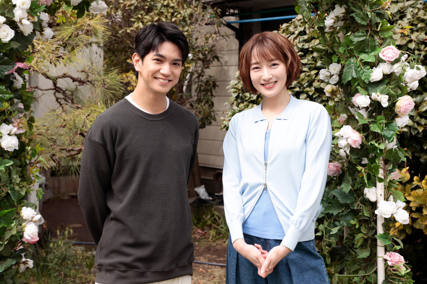 ドラマ「ムサシノ輪舞曲」撮影現場より、正門良規（左）と高梨臨（右）