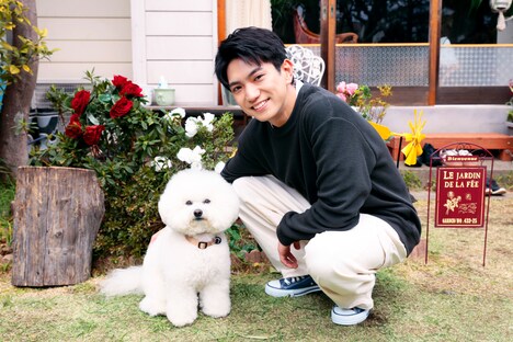 ドラマ「ムサシノ輪舞曲」撮影現場より、正門良規（右）とポンちゃん（左）