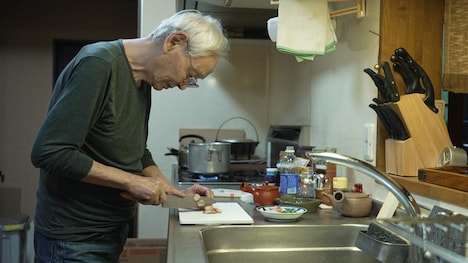 料理をする近藤正臣