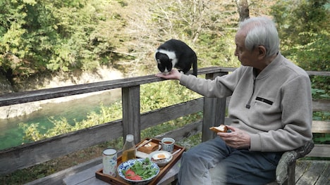 ベランダで愛猫・奴（やっこ）と一緒に昼食をとる近藤正臣