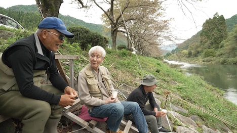 釣り仲間とともに、久しぶりに川を楽しむ近藤正臣