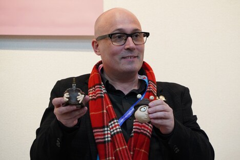 グレースの頭と胴体を取り外して見せるアダム・エリオット