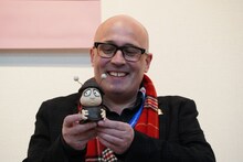 「かたつむりのメモワール」の主人公グレースを手に持つアダム・エリオット