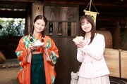 おむすびとあんぱんを贈り合った橋本環奈（右）と今田美桜（左）
