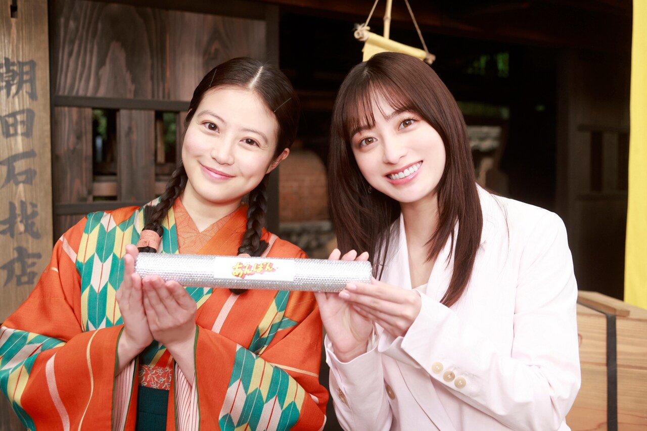 橋本環奈と今田美桜がおむすびとあんぱん贈り合う、朝ドラ恒例バトンタッチセレモニー