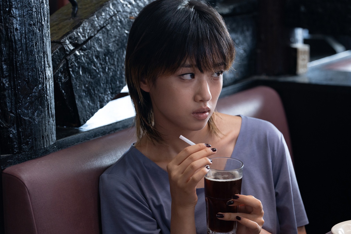 「悪い夏」より、河合優実演じる愛美