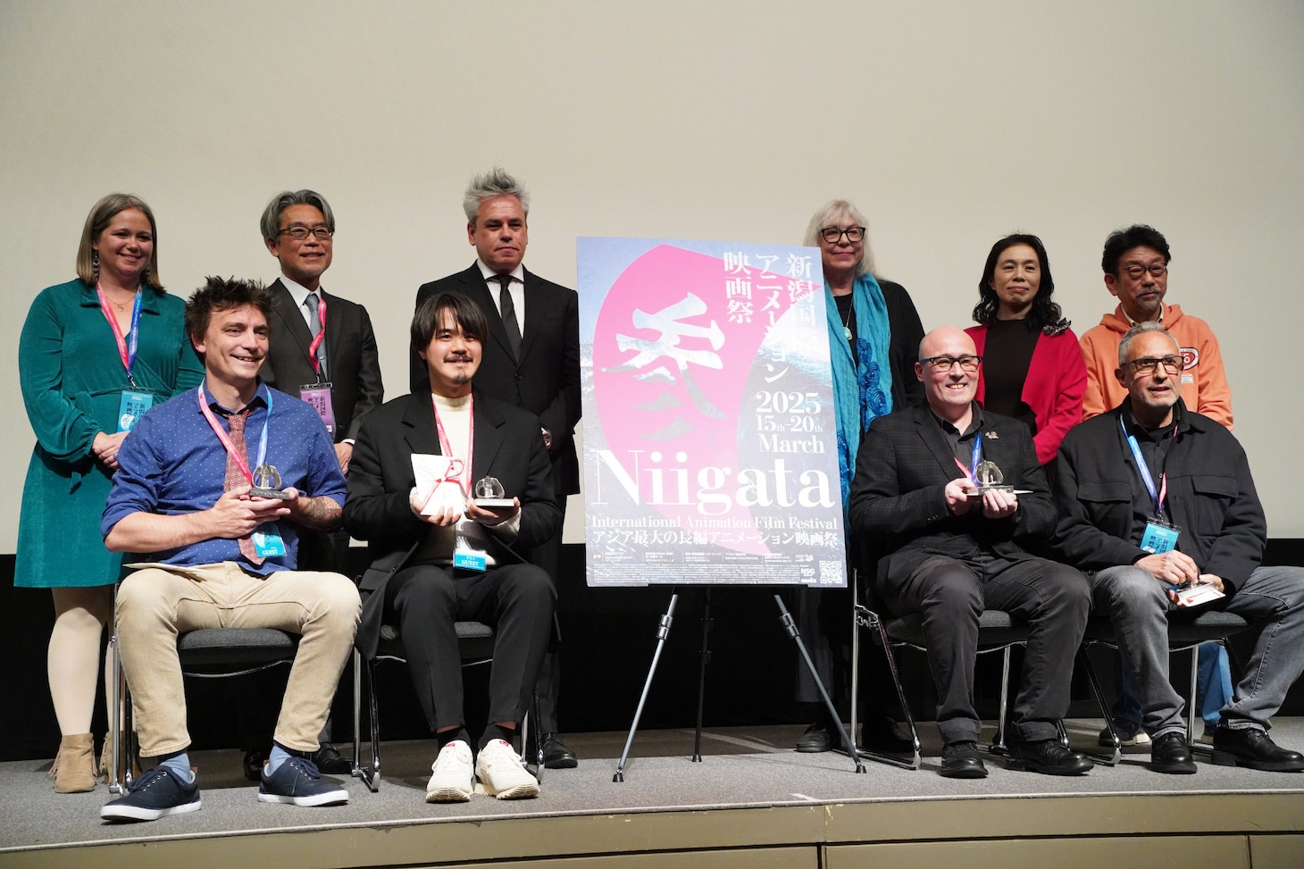 第3回新潟国際アニメーション映画祭の授賞式の様子。前列左からエリック・パワー、押山清高、アダム・エリオット、ジョヴァンニ・コロンブ。後列左からアリシア・パワー、井上伸一郎、マニュエル・クリソボル、クリスティン・パヌシュカ、松本紀子、真木太郎