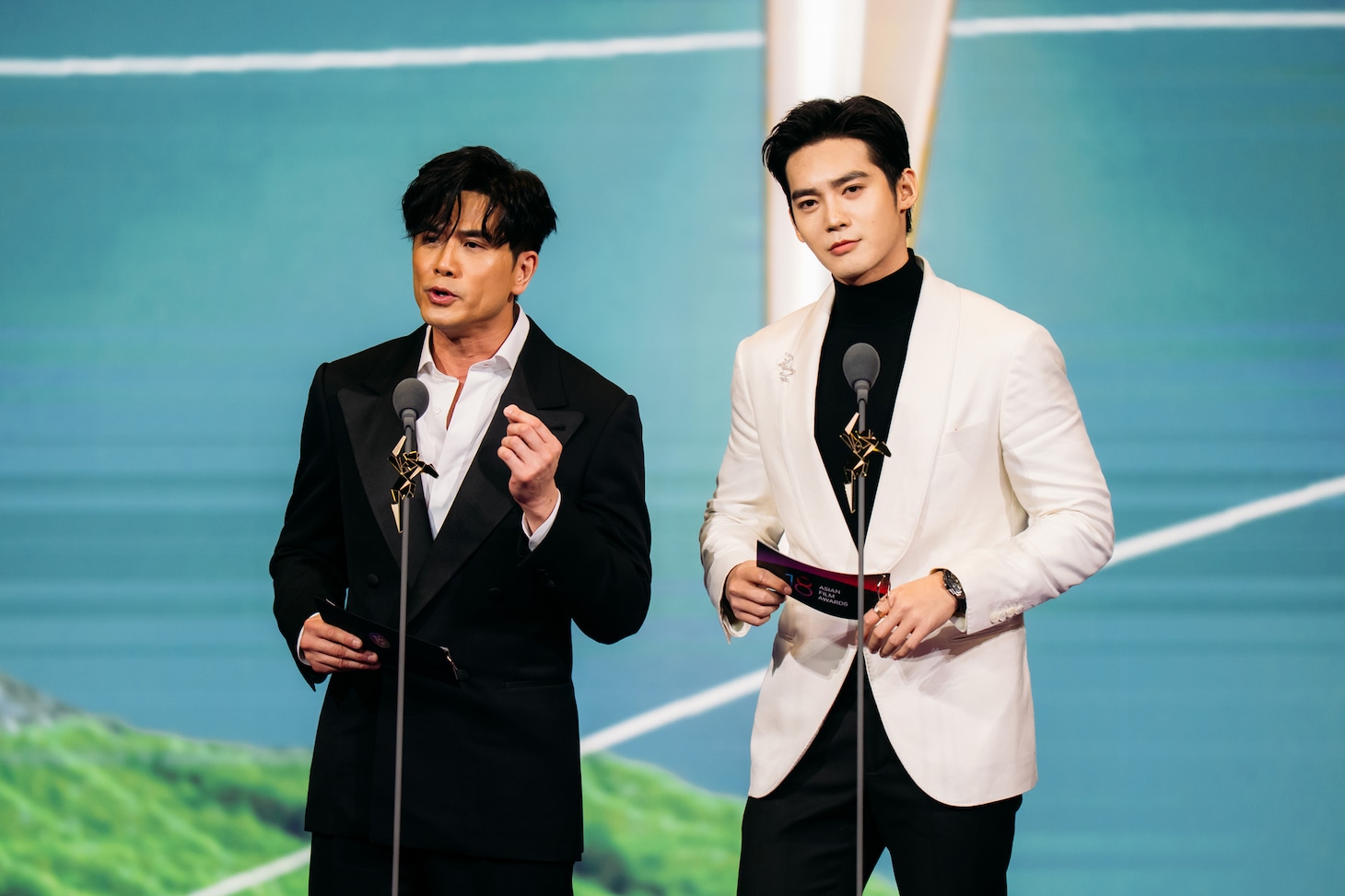 第18回アジア・フィルム・アワードの授賞式で編集賞のプレゼンターとして登壇したフィリップ・ン（左）とユー・シー（右）