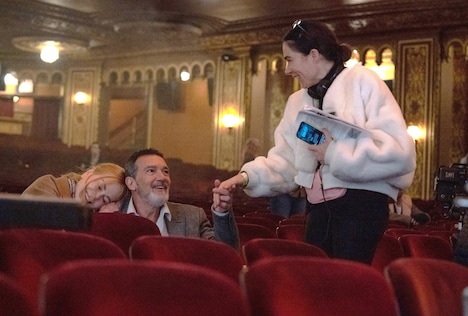 「ベイビーガール」撮影現場より、監督のハリナ・ライン（右）