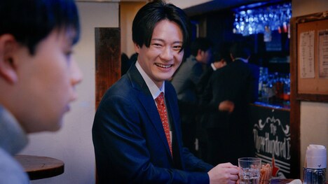 「結婚の報告」より、市原朋彦演じる槇島