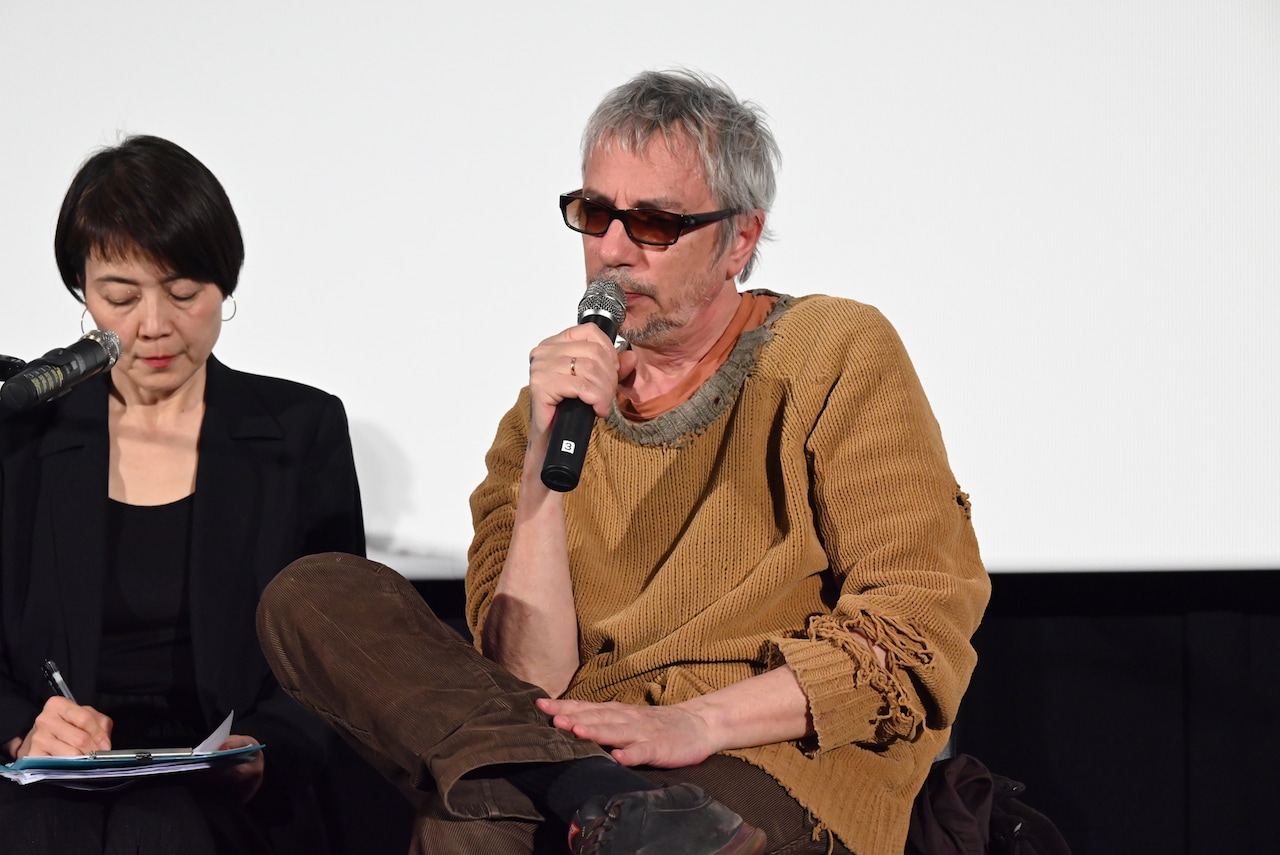 「IT'S NOT ME イッツ・ノット・ミー」Q&Aに参加したレオス・カラックス（手前）
