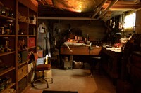 「ロングレッグス」に登場する地下室