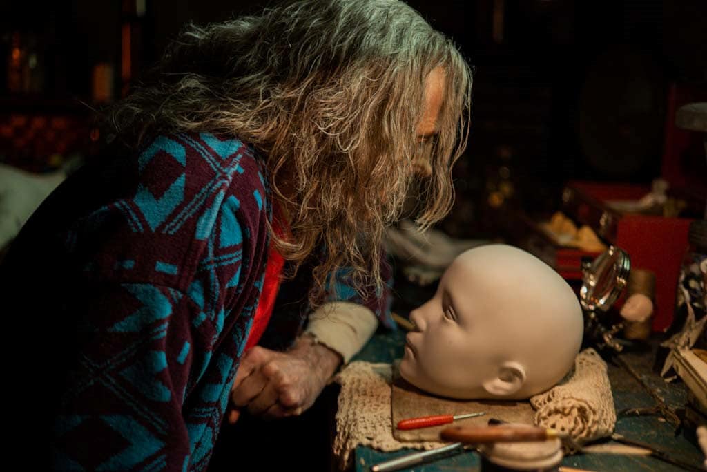 殺人鬼が子供の人形をジッと見つめる「ロングレッグス」新写真、地下室詳細も捉える