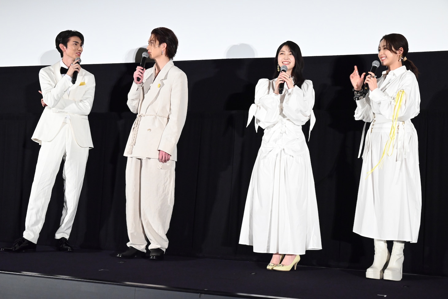 左から樋口幸平、綱啓永、久保史緒里、平祐奈