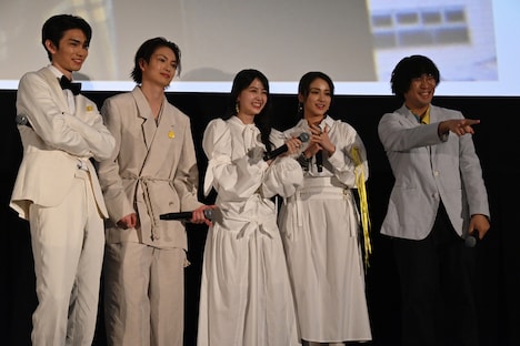 楽曲「ネムルバカ」MVを鑑賞する登壇者たち