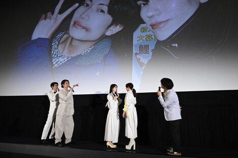 楽曲「ネムルバカ」MVに登場する写真について語る登壇者たち