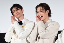 左から樋口幸平、綱啓永